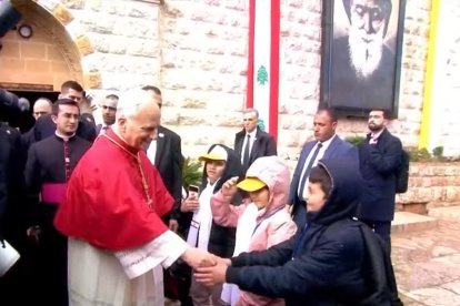 Unos niños saludan a León XIV ante el monasterio donde reposan los restos de San Charbel.