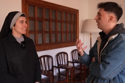 Sor Marta, joven benedictina, explica a CharlyOkey de Súper Geografía como es la vida en su monasterio de Sahagún