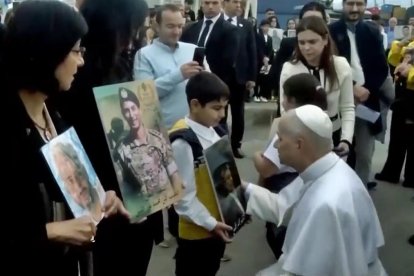 León XIV saludó a algunas víctimas y familiares de fallecidos en la explosión del puerto de Beirut y rezó una oración por sus almas.