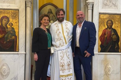 El sastre libanés Maged Bou Tanous, su esposa Carol y un amigo sacerdote maronita