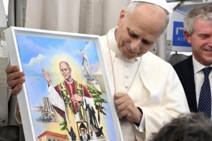 León XIV, con los periodistas en el vuelo de vuelta de Beirut y Líbano; le entregan un cuadro con la Virgen de Harissa