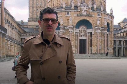 Eduardo Infante, en Gijón, donde es profesor de Filosofía, habla para un programa de RTVE