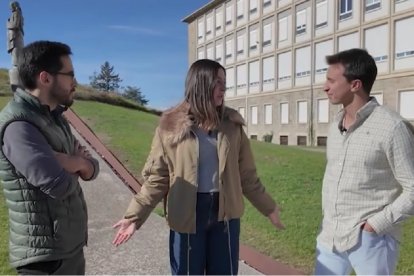 Dos seminaristas hablan con la periodista de EITB, la TV pública vasca, en el Seminario de Pamplona