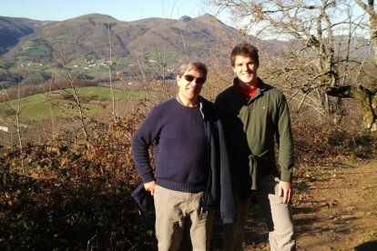 Marcos Pou con su amigo sacerdote José Miguel García. (Foto cedida por la Asociación amigos d Marcos Pou)