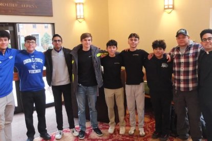 El padre Matthew González (extrema derecha), el líder laico Heiner Badilla (segundo desde la derecha) y algunos de los Hijos del Trueno.