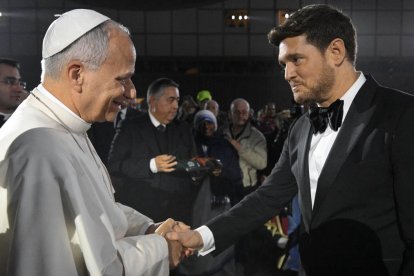 Michael Bublé saludando al Papa León XIV.