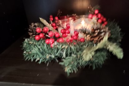 corona-ramas-velas-luz-acebo