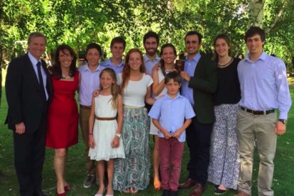 José Antonio Kast con esposa y sus hijos: el nuevo presidente chileno se ha comprometido a fortalecer la familia como fundamento de la sociedad.