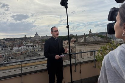 El padre Álvaro Serrano, en una retransmisión durante el cónclave.