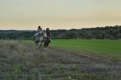José y María camino de Belén, en el corto 'Virgen y madre' con el que HM Televisión relata el Misterio del nacimiento de Jesús.