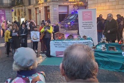 Barceloneses con Corriente Social Cristiana llevan belenes y cantan villancicos en Plaza Sant Jaume, ya que el alcalde Collboni esconde el belén