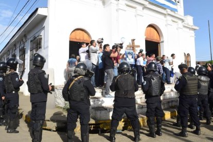 Policías y bandas de matones sandinistas rodean una iglesia en Nicaragua: en estas condiciones se vive la fe bajo el régimen comunista de Daniel Ortega y Rosario Murillo.
