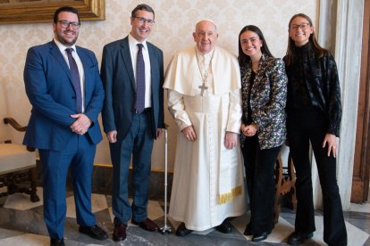 El Papa Francisco recibe a la redacción de "Mundo Cristiano" el 5 de enero de 2024. De izquierda a derecha, con el Papa, Nicolás Sangrador, José Mª Navalpotro, Paula Martín y Paloma Alonso.