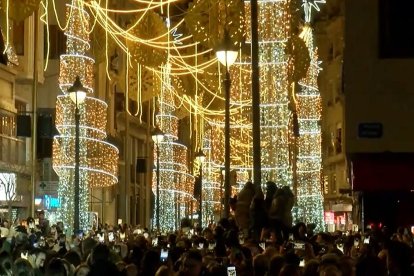 La iluminación navideña de numerosas ciudades ha disparado su esplendor al mismo ritmo que se aleja de su motivación religiosa.