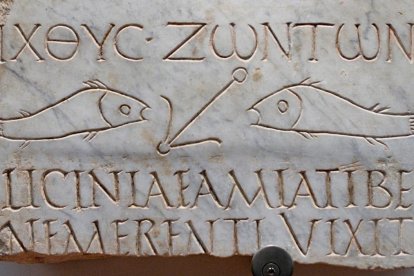 Lápida sepulcral romana de Licinia Amias (siglo III), con la representación simbólica de los peces y el ancla. Museo de las Termas de Diocleciano (Roma).