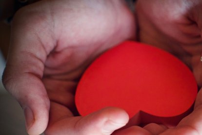 manos-corazón-acogida