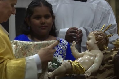 León XIV en Nochebuena de 2025 con el Niño Jesús y varios niños de diversos países