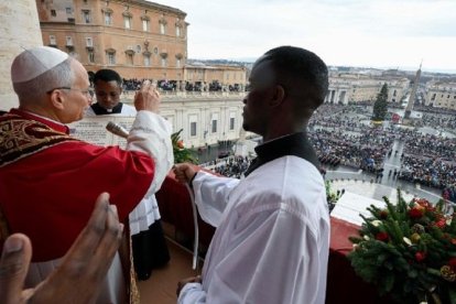 León XIV pronuncia la bendición Urbi et Orbi en el día de Navidad de 2025, su primera Navidad como pontífice
