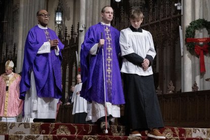 El padre Jamie Dennis, ciego, en misa en la Catedral de San Patricio.