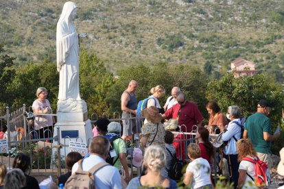 Peregrinos en torno a la imagen de la Virgen en Medjugorje (Bosnia-Herzegovina).