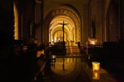 En la obscuridad te siento