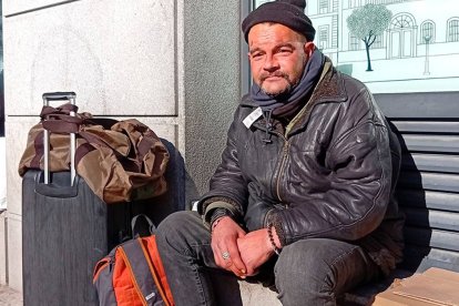 Francisco Jesús, en las calles de Madrid junto a sus escasas pertenencias.
