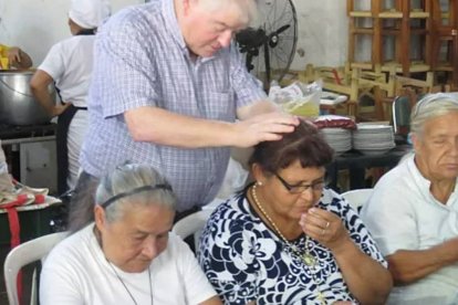 El padre Aldo Trento, rezando por las mismas personas a las que atendía en su hogar para los desfavorecidos en Paraguay.