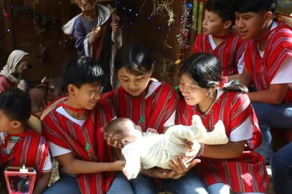 El Coro de Niños San Lolek visitó un belén viviente y cantó al Niño Jesús.