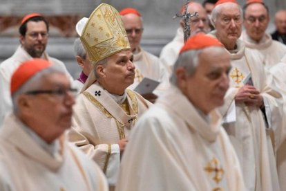El Papa hace su entrada en la basílica de San Pedro para la misa que precedió a los trabajos del consistorio.