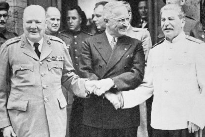 Winston Churchill (1874-1965), Harry Truman (1884-1972) y José Vissariónovich Dzhugashvili alias 'Stalin' (1879-1953), en la Conferencia de Potsdam de julio de 1945.