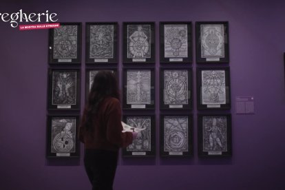 Una visitante de la exposición "Stregherie: Iconografías, Ritos y Símbolos de los Herejes del Saber".