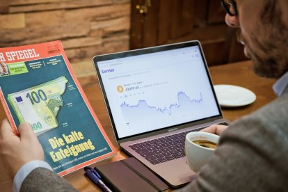 Además de la posibilidad de intermediar en la compra y venta de valores, supone la integración de una visión católica de la inversión dentro del sistema financiero regulado en España.