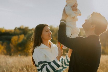 Los niños que nacen rodeados de amor crean vínculos inexpugnables para el poder. Por eso todos los tiranos aborrecen los nacimientos y las familias.