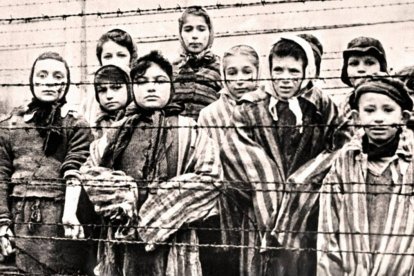 Niños judíos en Auschwitz: una imagen que debería quitarnos el sueño de por vida.
