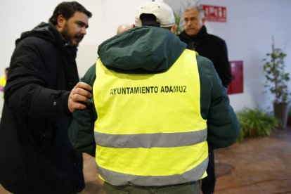 El párroco de Adamuz, Rafael Prados, a la izquierda de la foto, junto con un trabajador del ayuntamiento.