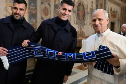 El español Morata y el portero italiano Mauro Vigorito con el Papa León y la bufanda de Como 1907