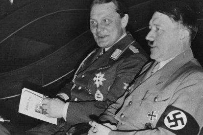 Adolf Hitler (1889-1945) nombró sucesor a Hermann Goering (1893-1946), aunque le destituyó cuatro días antes de morir en beneficio del almirante Karl Dönitz (1891-1980).