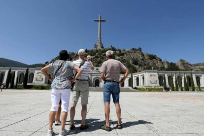 Turistas contemplan la cruz del Valle de los Caídos en verano de 2019; su arquitectura especialísima atrae miles de visitas