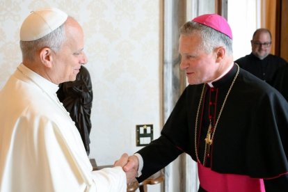 Desde el 19 de noviembre de 2007, el Arzobispo Broglio -en la imagen, saludando al Papa León XIV- ejerce como cuarto Arzobispo de los Servicios Militares de EE.UU.