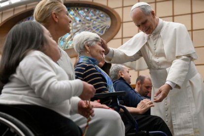 León XIV saluda a algunos enfermos en su audiencia del 21 de enero