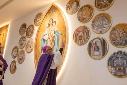 El arzobispo de Toledo, Francisco Cerro, en abril de 2025 bendijo las obras pictóricas de Miguel Ángel Laguna en la capilla española del Campo de los Pastores, cerca de Belén