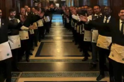 'Pasen y vean...': no es la forma de promoción clásica de la masonería, pero la necesidad obliga.