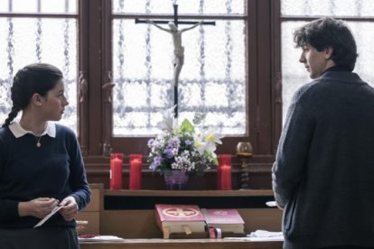 Ainara con el cura joven de su colegio que es su director espiritual; tensión sexual, cero, sincera búsqueda del bien...