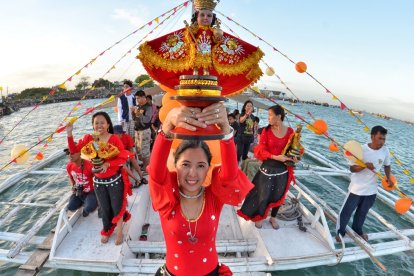 El Santo Niño de Cebú cuenta con una procesión fluvial anual en el estrecho de Mactán, con barcos, cánticos y réplicas de la imagen