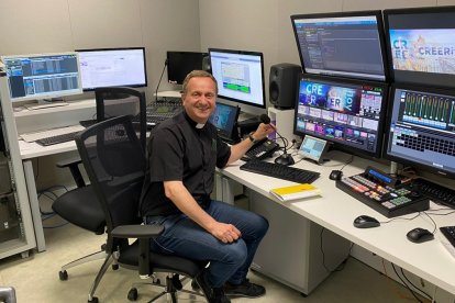 Quillo, el cura de las redes sociales, mezclando fe y pasión en Cope Toledo.