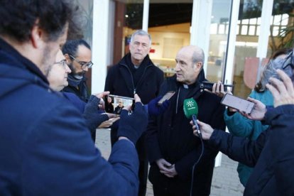 El obispo de Córdoba, Jesús Fernández, en los primeros momentos tras el accidente de Adamuz, atendiendo a los medios de comunicación
