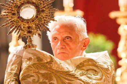 Benedicto XVI bendice con el Santísimo durante una celebración de Corpus Christi.