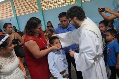 Bautizos en un pueblecito del Vicariato de Requena, en el Amazonas peruano; los curas sólo de vez en cuando llegan a sitios remotos