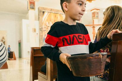 El dinero que se recoge en las misas tiene normalmente su destino en la propia parroquia.