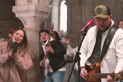 Mariana Valongo y Gerson Pérez cantan con Presencia Project en la Santa Espina